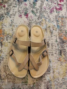 Women’s strap sandal size 8